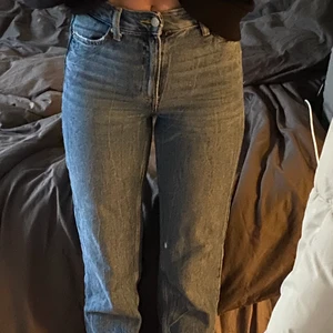 mörkblåa jeans från bershka - Dessa mörkblåa jeans är från bershka i storlek 32/xs. Jag är 167 cm lång. Använda under våren men inte så många gånger. För intresse, kontakta mig här på Plick! 💕