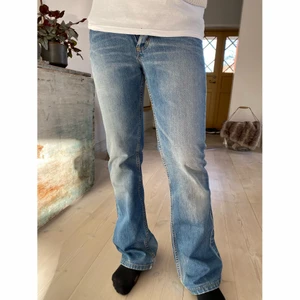 Lågmidjade lee jeans💕 - Säljer dessa sjukt snygga lågmidjade jeans!! Så fin färg nu till våren❤️‍🔥 Tyvärr för små för mig, (på bilden är det 3 olika modeller) beroende på hur man vill att dom ska sitta) 💕 Storlek 30 och 34 i längd! Jag på första bilden är 170 Cm🥰 Superfint skick!! Tar emot bud 💞