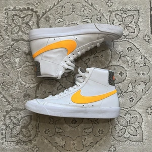 Nike blazer mid 77 university gold - Säljer mina 42,5 blazer skor då de är för stora för mig, har tagit på mig de typ 5 gånger max. Helt nya kostar de runt 80-110€ kolla stockx ^_^