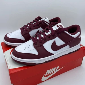 Nike Dunk low "Bordeaux" - Original, beställd från leverantörerna. Det finns flera olika storlekar. Skickas endast med post. Om du har några frågor eller behöver bilder, skriv till oss.