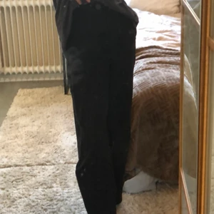 Byxor - Svarta byxor från Monki i storlek 34. Fickor på framsidan. Använd ca 10 ggr, nyskick. (Smutsig spegel)