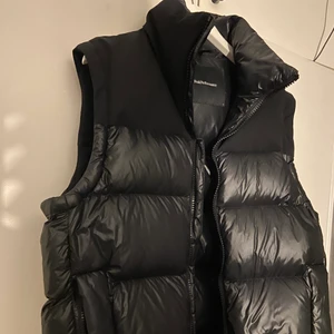 Peakperformance väst - ✨Intressekoll✨ på denna snygga väst, då den inte kommer till användning! Finns fler bilder om så önskas