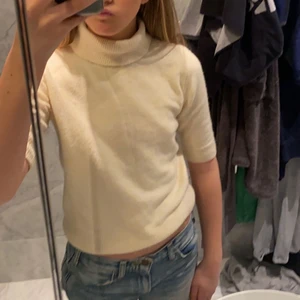 Stickad tröja - Säljer denna jätte fina stickade polo tröjan, den är i gott skick och är i strl xs men passar också s/m, Jag köpte den i julas för 300kr men jag säljer för 150kr. Skriv om ni har frågor eller är intresserade❣️☺️