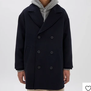 Kappa - Säljer denna jätte fina kortare mörkblåa kappan från pull&bear! säljer då jag har för många jackor💕hör av dig vid frågor eller fler bilder❤️ Storlek S men då det är herrstolek så är den lite större😀