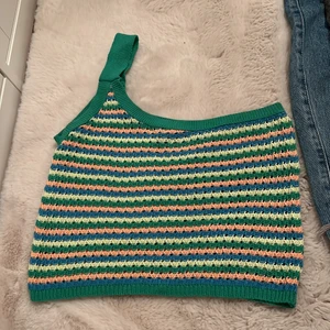 Topp  - Söt topp! Storlek L men passar Xs-M mer skulle jag säga, stickad och aldrig använd