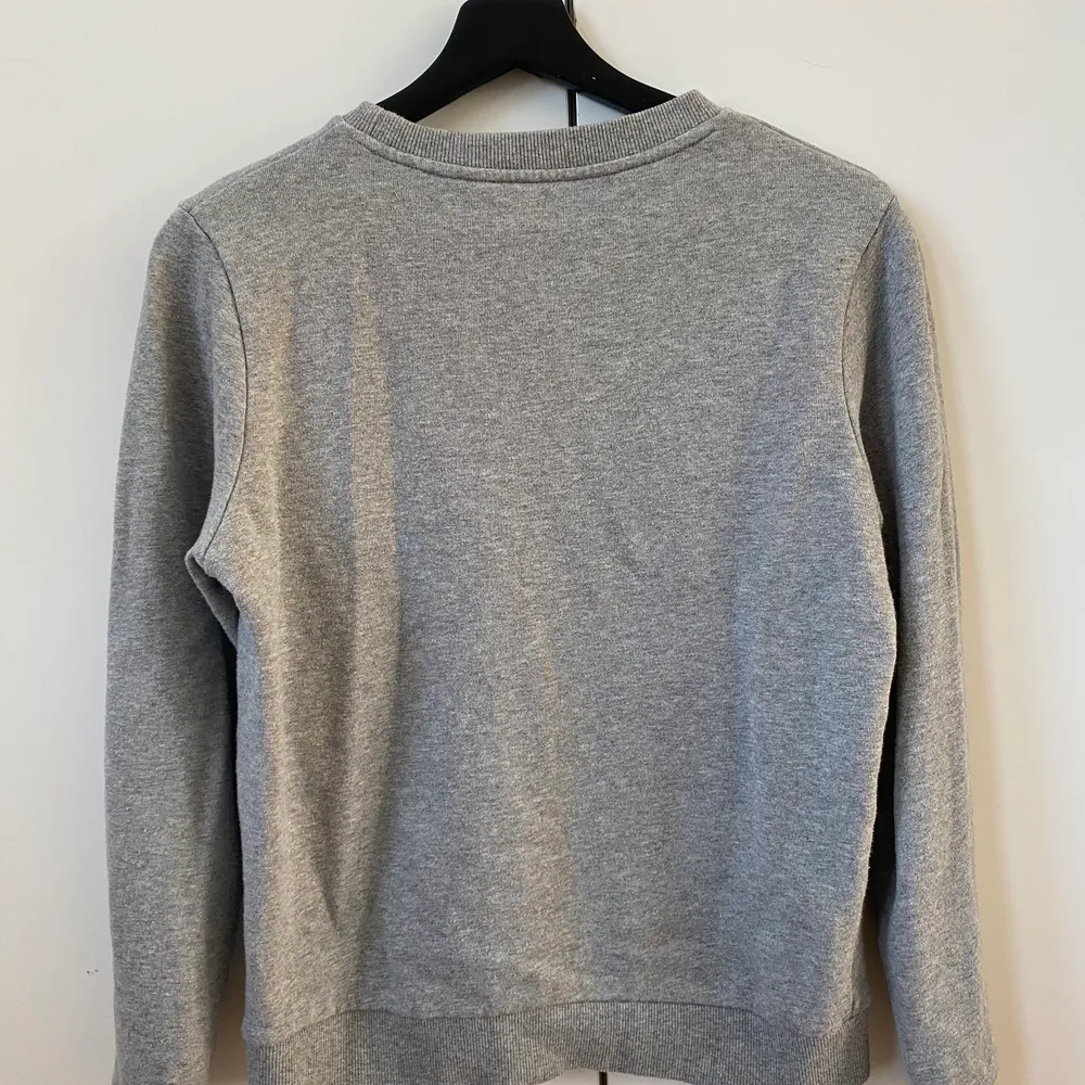 Snygg sweatshirt från Frank Dandy🥰❤️‍🔥 jättefin och passar till allt💛 Säljer då den inte kommer till användning längre. Tröjor & Koftor.