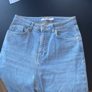 Jeans - Raka jeans i ljusblå färg, sitter tajt i rumpan 