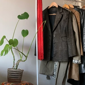 Svart lång kavaj  - Så fin! Sparsamt använd lång kavaj. Köpt second hand. Materialet är lite glansigt och påminner om skinn. ❤️😍🙏🏼 den passar xs-s möjligen en liten m. 