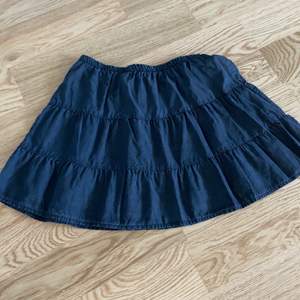 Svart grå kjol från brandy Melville! Ser mörk blå ut i bilden men den är svart/grå. Köpt i storlek one size. Säljer den för den är för kort för mig (170cm)