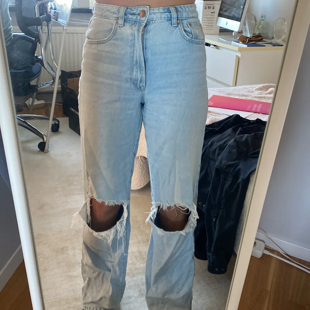 Säljer nu mina jeans efter en sommar, håliga jeans storlek 36. Jeans & Byxor.