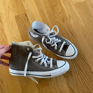 Converse  - Säljer mina sjukt fina converse då dom är lite för små, de är lite grå bruna men skifftar lite mer åt det bruna hållet💗använda Max 2 gånger, så i jättebra skick☺️