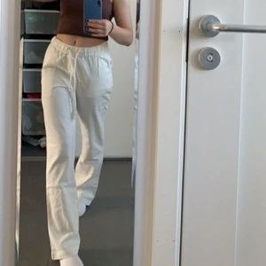 Linnebyxor  - Sköna, luftiga linnebyxor i lite tjockare material                    Använt fåtals gånger. De är i bra skick o perfekta nu till sommaren!                                          