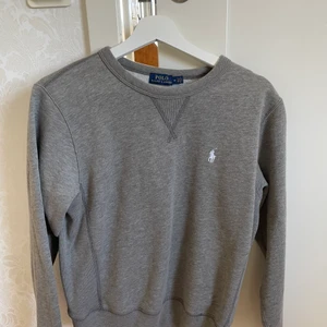 Ralph Lauren tröja strl M - Säljer min Ralph Lauren tröja i strl M. Använd ca 1 gång och är i jätte fint skick. Köparen står för frakt. 