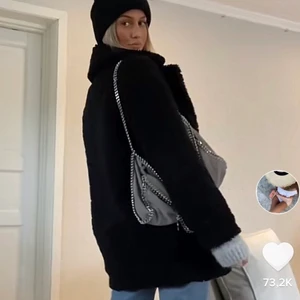 Teddy jacka - !lånade bilder men samma storlek! Intressekoll på denhär Svarta populär Teddyjacka/kappa från hm. Köparen står för frakten, för övriga frågor, fråga privat💗 