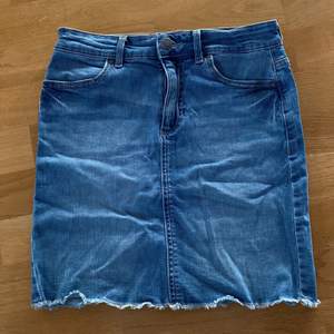 En super fin sommar skol av jeans material! Det finns en viss stretch i som även passar för storlek S/M. 
