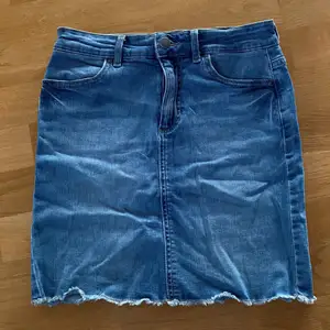 En super fin sommar skol av jeans material! Det finns en viss stretch i som även passar för storlek S/M. 