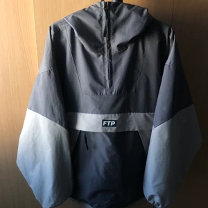 Ftp vindacka/anorak - ftp vindjacka/anorak, skick 8/10, den sitter oversized och funkar perfekt till våren elr hösten. tyvärr har den ett litet hål längst ner vid fickan