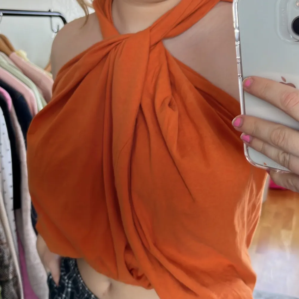 Jättefin orange topp från Zara, skriv för mer bilder och pris kan alltid diskuteras🧡. Toppar.