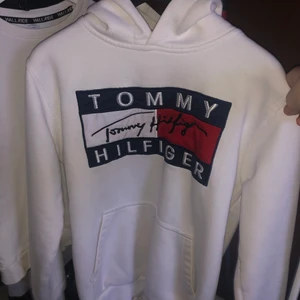 Tommy hilfiger hoodie - Säljare denna tröja efter som jag har växt ut ut den. Tröjan är dom folk mellan 150-160 cm. 350kr incl frakt pris går att diskuteras.