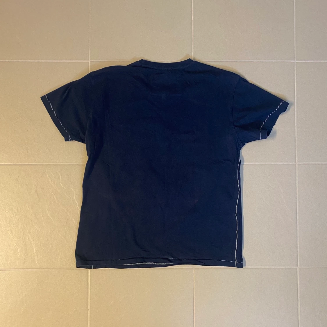 Marinblå t-shirt - 90