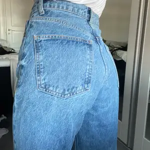 Ett par high waist Jeans från Zara som inte kommer till användning. Långa i benen och i loose fit. Använda fåtal gånger💗                                                                                  Hör av er för fler bilder                                                    Köparen står för frakten