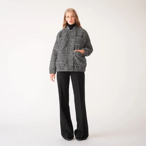 Svart/grå overzied jacka  - Så snygg jacka till våren från Carin Wester! HELT i nyskick, finns inga defekter. Köpt förra året för 1000kr på Åhléns. Overzied i modellen. Hör av er vid frågor, frakt står köparen för☺️❤️ (vid snabb affär kan pris diskuteras 😊)