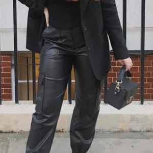 Faux leather byxor från Topshop - Använda men i mycket bra skick! Jag har två stycken par av dessa i samma skick! 