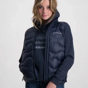 Peak performance väst - Säljer nu min gamla väst som aldrig kommer till användning, bra kvalitet, storlek 170/S ungefär. 