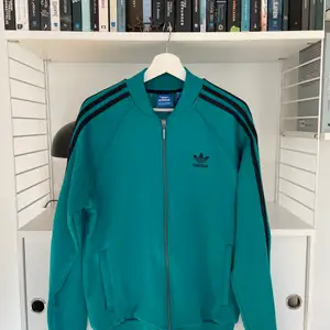 Säljer nu min Adidas tröja som är blå/grön med svarta detaljer! 