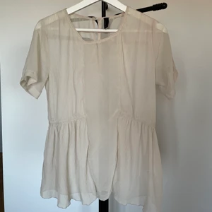 Beige Topp - En elegant och söt beige topp i meshtyg. Kan dresses upp och ner! Säljer då den inte kommer till användning :(  Frakt tillkommer! 