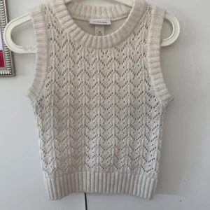 Stickad väst - En vit stickad väst från Monki, köpte den i Stockholm när jag var där i höstas men det är inget jag använt så den är i nyskick❤️