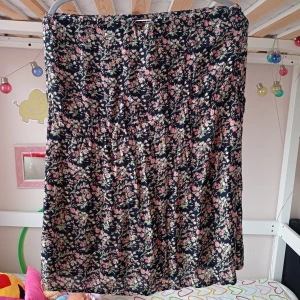 Blommig skjol från Indiska. Storlek s - En enkel sommar skjol med ett finnt blommigt tyg. (Kontakta mig för frakt pris).