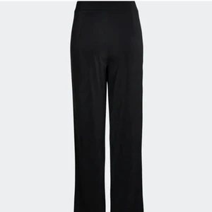 Kostymbyxor  - Säljer ett par fina kostymbyxor från bikbok för att de tyvärr blivit försmå. Jättefin och använda mycket men det syns inte. Lånade bilder. Sitter bra i midjan men har blivit förkorta. Jag är 172 cm. Kom privat så får du fler bilder på hur byxorna ser ut. Pris kan diskuteras 