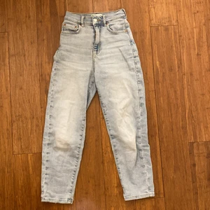 Gina Tricot Jenas strl 32 - Ljus blåa Mom jenas ifrån Gina Tricot. Köpta för 499 kr och säljs för 100 kr. DMa om intresse!! 