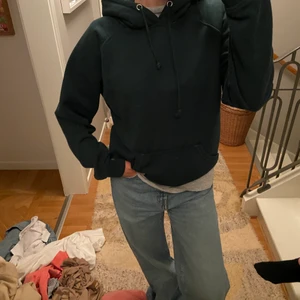 Mörkgrön hoodie - Från BikBok. Stl XS men passar S med. Beroende på hur man vill att den sitter.