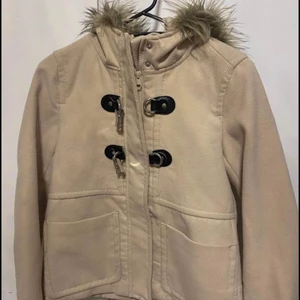 Jacka - Säljer jättefin jacka i stl. 34, anväder en gång eftersom det är liten från hm i Dubai. Köpa direkt el. Bud för 200kr. Köparen står för frakten! 💖 