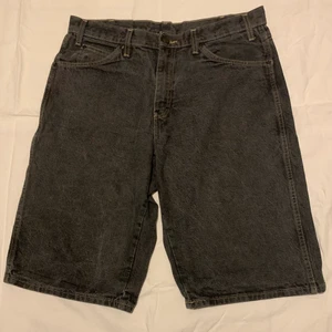 Dickies Baggy Shorts (gråa) Vintage - Vintage Dickies Baggy Jeansshorts Urtvättad grå färg. Ingen storlek på shortsen men skulle gissa på M-L (se mått nedan)        Köpta på secondhand för ett år sedan, men passar inte min stil längre. Annars sköna baggy shorts att ha på sommaren.                                                      Mått: Höft=46cm.  Utsidans längd=63cm.