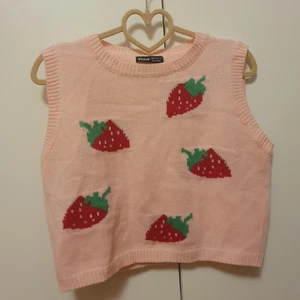 Rosa väst🍓 - Rosa väst med jordgubbar från Shein. Storleken är M men känns mer som en S. Frakten ingår i priset.