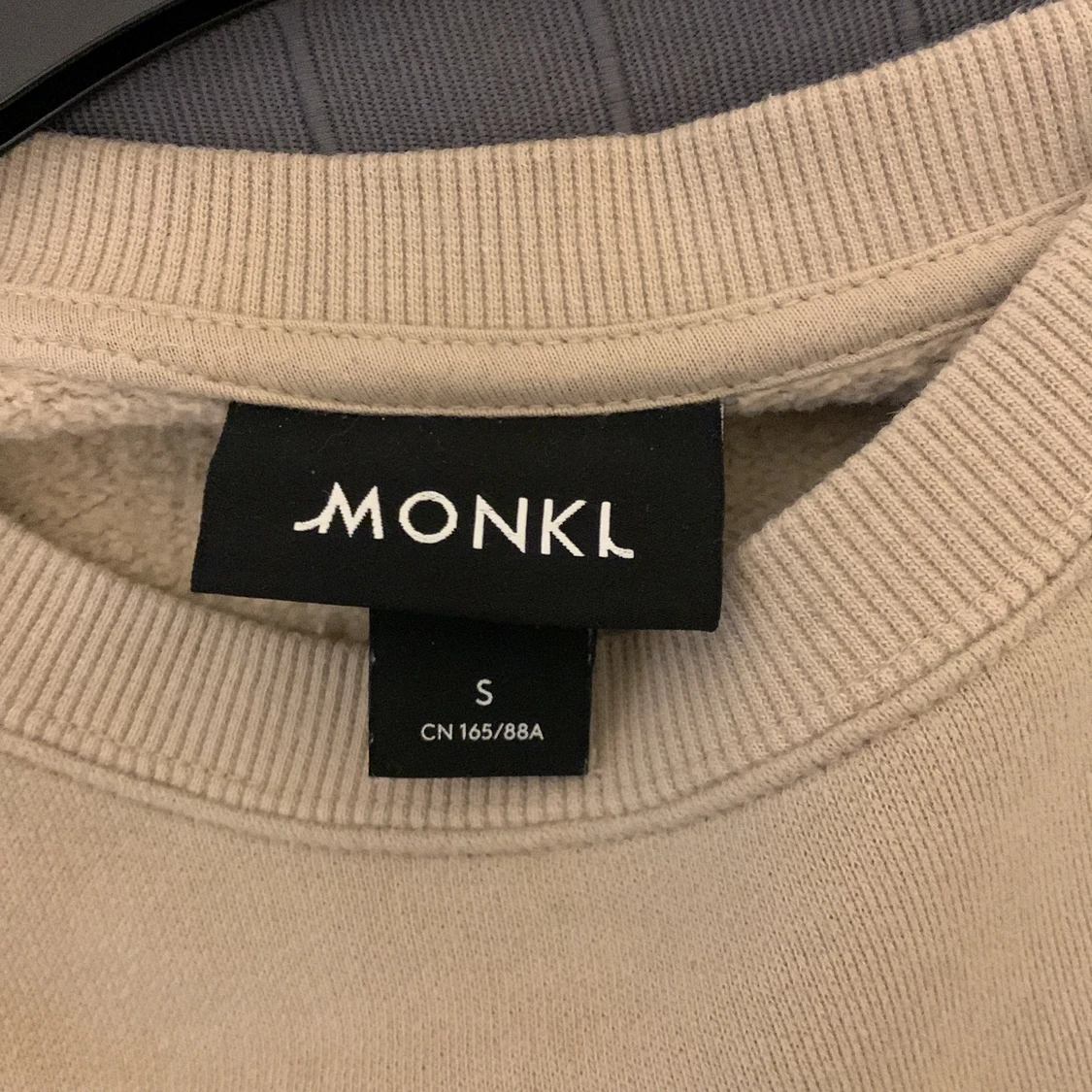 Monki beige croppad sweatshirt strl S - 90