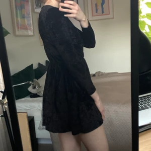 Sammetsklänning  - Min bästa klänning, med fickor! Har använts flitigt på julaftnar, nyår och andra högtidliga tillfällen. Känner dock att den är något för kort på mig (1,75). ✨PRIS INKLUSIVE FRAKT✨
