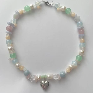 Halsband  - Super sött halsband! Bara äkta kristaller och glas pärlor samt freshwater pärlor. Ja lägger i lite klistermärken o sånt också i brevet! Man kan öppna hjärtat o lägga in bilder o sånt!