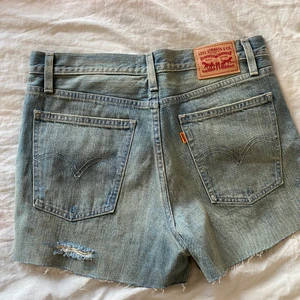 Levi’s jeansshorts  - Köpte för ca 3 år sen men aldrig använda!! Alltså precis som nyskick. Säljer pga att dem är lite för små vilket gör att jag aldrig använder dem. Perfekt till sommaren!! Original pris var 450 kr