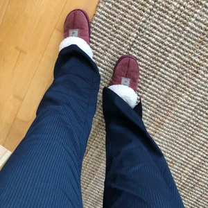 Kostymbyxor - Blå-vitrandiga kostymbyxor, köpta 2nd hand. De är väldigt stora men jag har sytt in en tråd så de går att dra åt i midjan. 