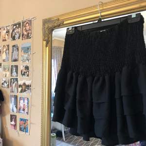 Superfin svart kjol från Lime of Oslo. Storlek Medium och sitter bra storleksmässigt. Jättebra kvalité. Pris kan diskuteras vid snabb affär. Köpare står för frakt. Säljes pga garderobsrensning. 