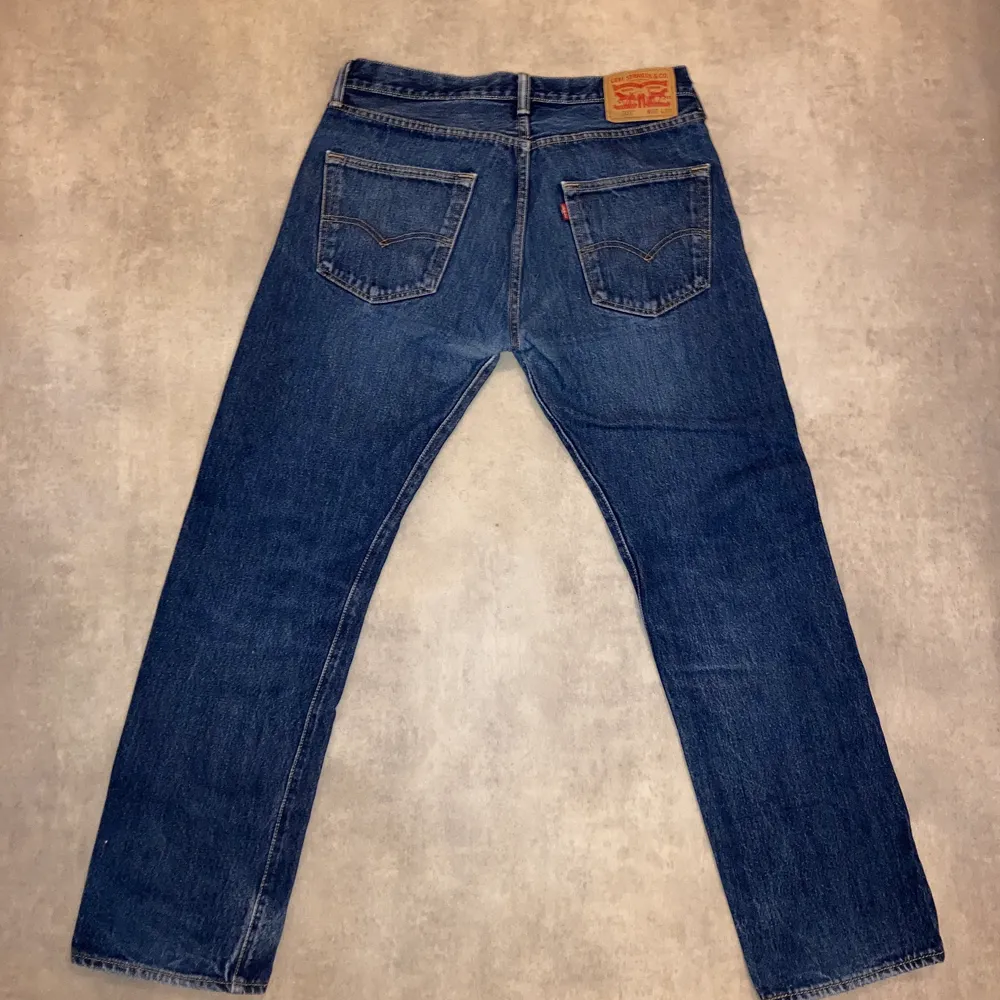 Blå vintage Levis jeans i storlek 32-30 sitter något mindre. Jeans & Byxor.