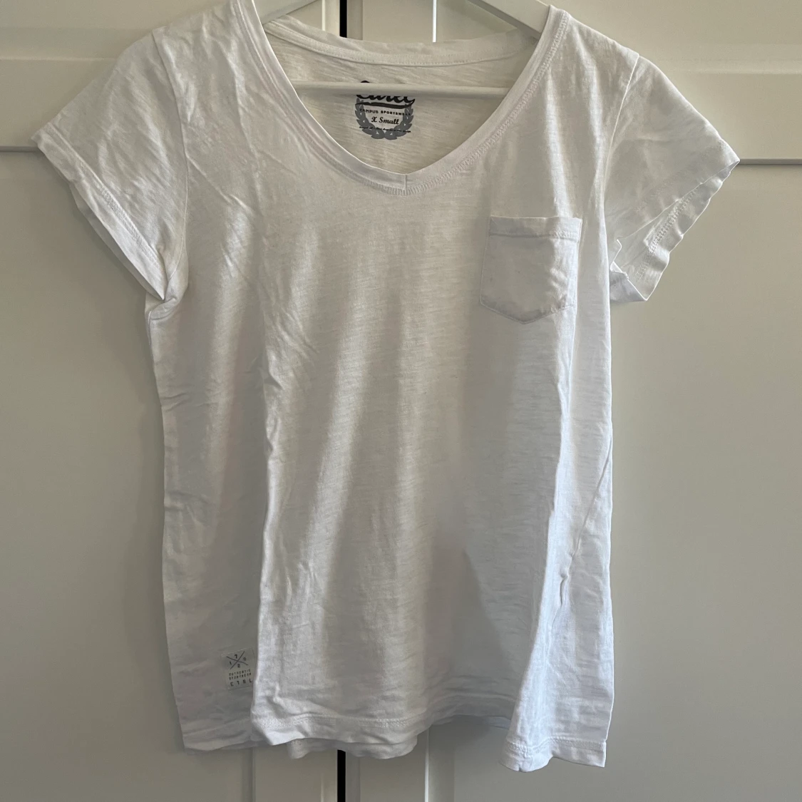 Etirel vit V neck t-shirt