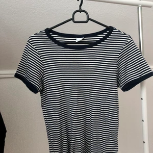 Tshirt  - Tshirt från h&m! Sparsamt använd! Kan mötas upp i Arlöv/Malmö/Lund! Annars frakt!