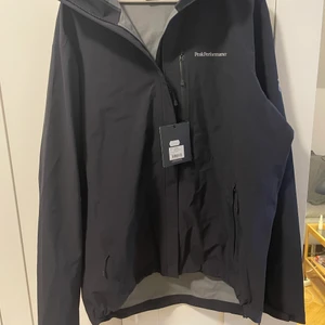 Peak performance skaljacka  - Skaljacka från peak performance i storlek xl, men sitter mer som en L. Helt oanvänd med prislapp kvar.