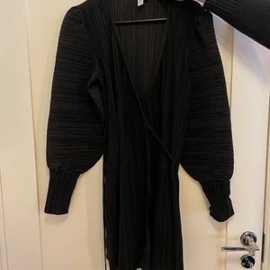 Omlottklänning från other stories - Använd fåtal gånger. Superfin verkligen