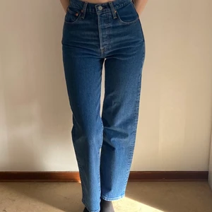 LEVI’S Ribcage Straight strl W25 L27 - Super snygga och sköna jeans från LEVI’S med straight passform (ej slimfit) HELT NYA, ENDAST PROVADE. Super fint till våren och chunky vita sneakers till! 